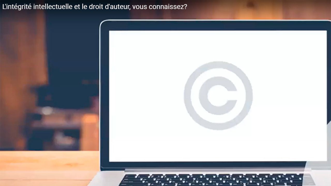 Ordinateur avec un sigle de Copyright