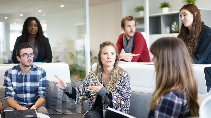 groupe d'étudiantes et d'étudiants en discussion