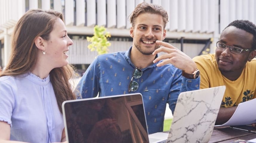 une étudiante et deux étudiants