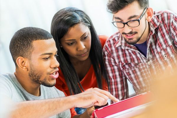 trois étudiants