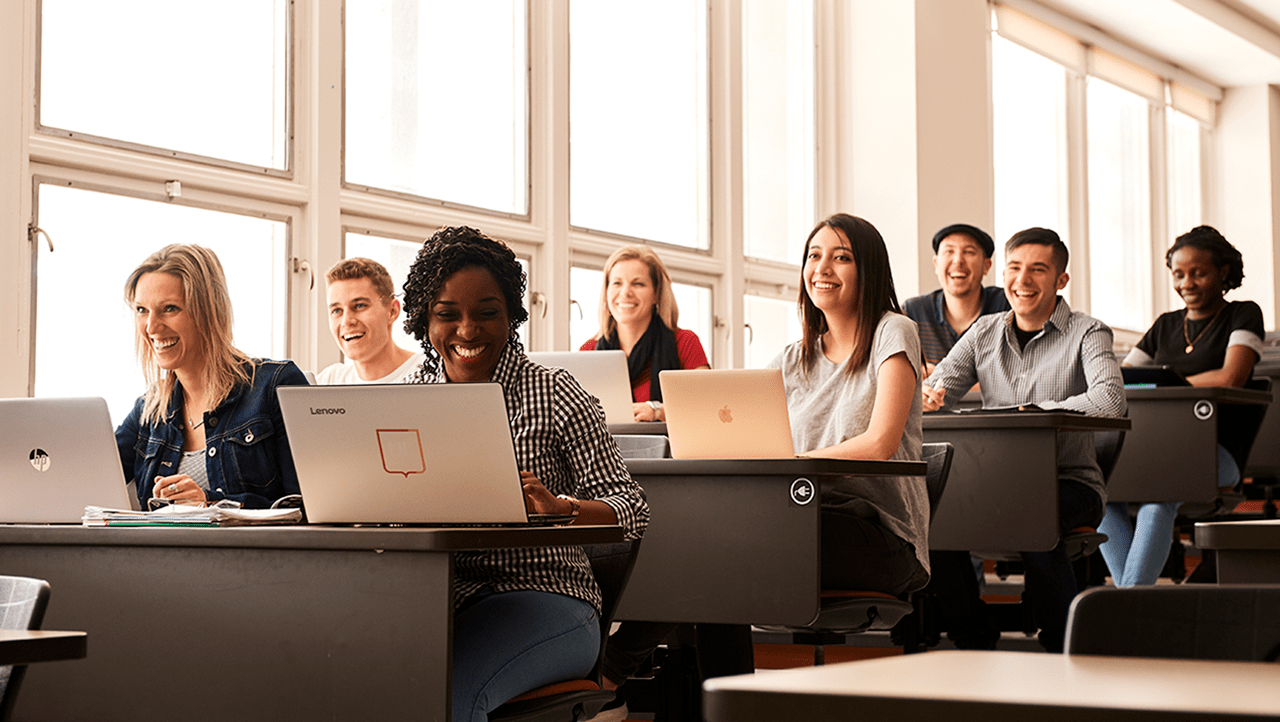 des étudiantes et étudiants assis en classe