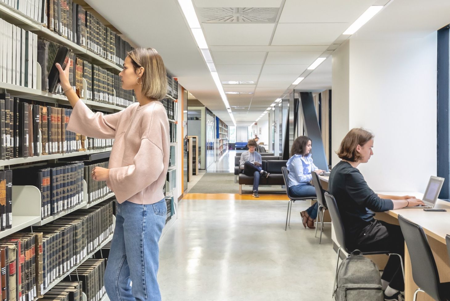 Étudiante à la bibliothèque