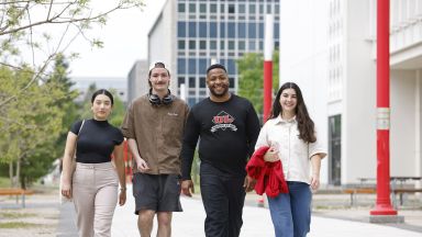 Étudiants qui marchent