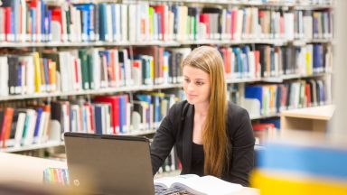 étudiante à la bibliothèque