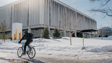 Photo d'un cycliste en hiver