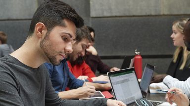 Étudiants et étudiantes en séance d'étude