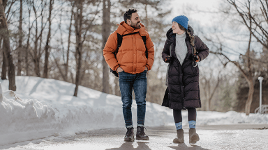 Étudiants marchant dans le sentier