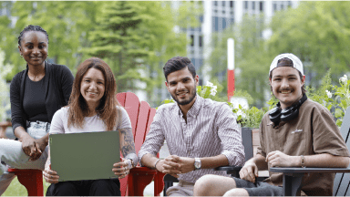 Des étudiants et étudiantes assis sur le campus au printemps