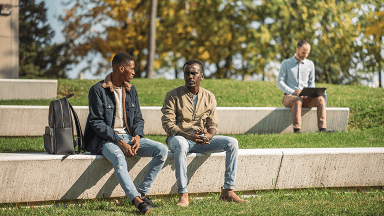 Étudiants discutant sur une estrade
