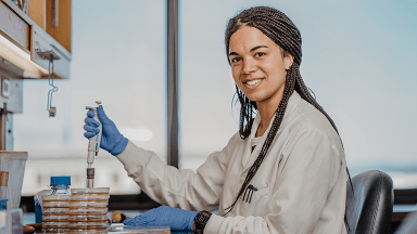 étudiante manipulant des échantillons dans un laboratoire