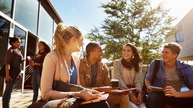 Une étudiante et un étudiant