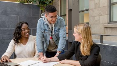 Groupe de trois étudiants discutant
