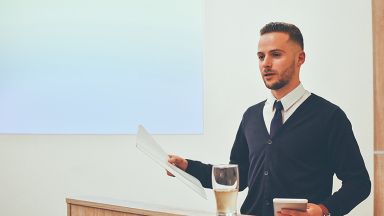 Étudiant qui présente