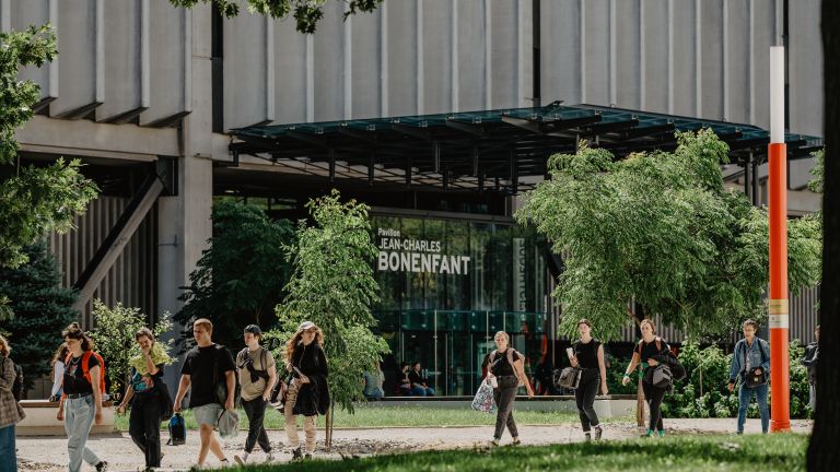 personnes qui marchent devant le pavillon Bonenfant