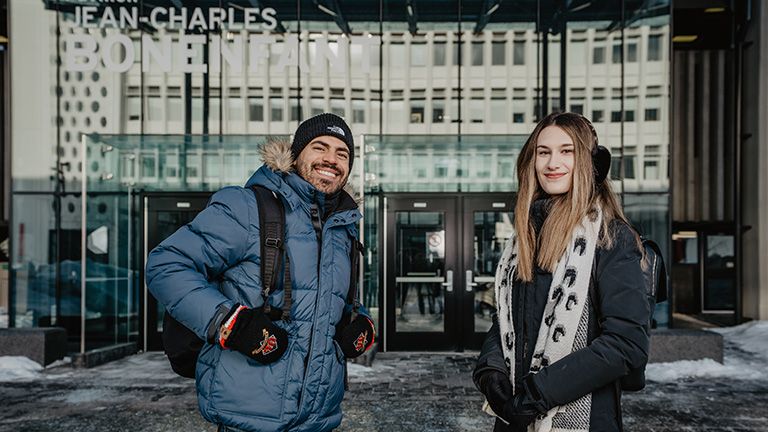 Étudiants souriants