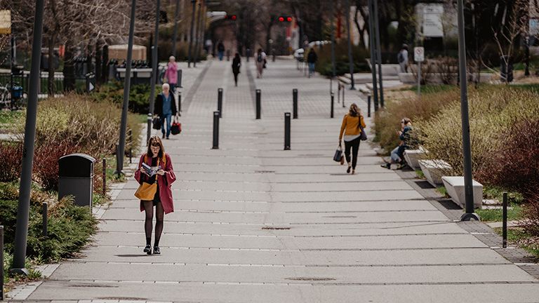 étudiantes et étudiants marchent sur le campus