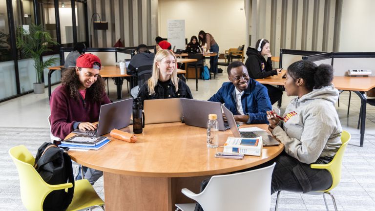 Étudiantes et étudiants en session de travail