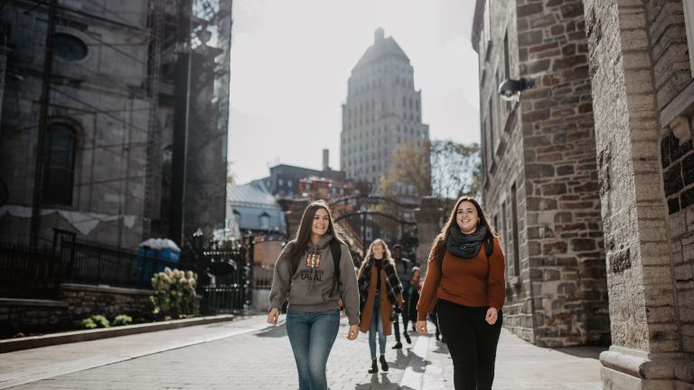 des étudiantes marchent dans le Vieux-Québec