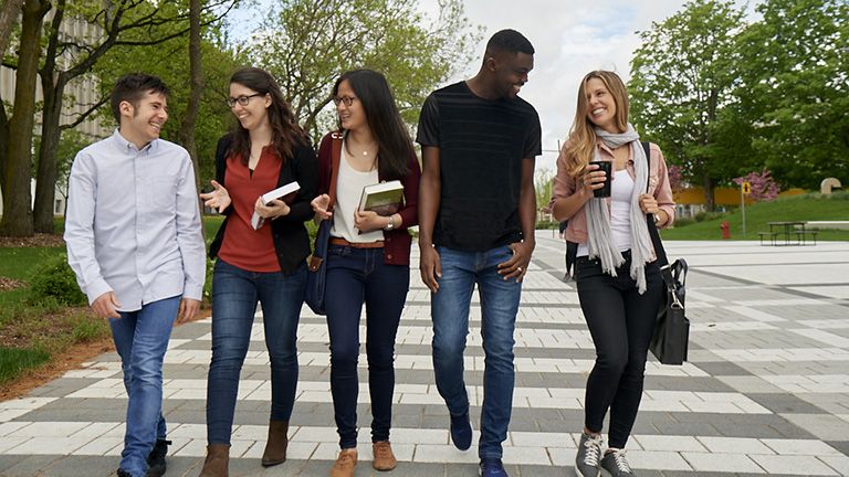 Étudiants marchant en groupe