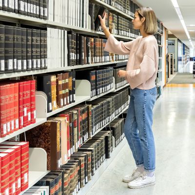 une étudiante range un livre à la Bibliothèque de l'Université=