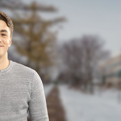 un étudiant souriant